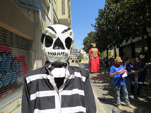 Cercavila amb els gegants i capgrossos de Girona, els de Torroella de Montgr&iacute; i els del Grupo Cultural Aserr&iacute; de Costa Rica