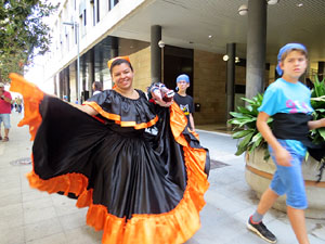 Cercavila amb els gegants i capgrossos de Girona, els de Torroella de Montgr&iacute; i els del Grupo Cultural Aserr&iacute; de Costa Rica