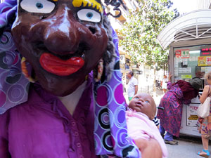 Cercavila amb els gegants i capgrossos de Girona, els de Torroella de Montgr&iacute; i els del Grupo Cultural Aserr&iacute; de Costa Rica