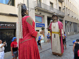 Cercavila amb els gegants i capgrossos de Girona, els de Torroella de Montgr&iacute; i els del Grupo Cultural Aserr&iacute; de Costa Rica