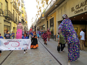 Cercavila amb els gegants i capgrossos de Girona, els de Torroella de Montgr&iacute; i els del Grupo Cultural Aserr&iacute; de Costa Rica