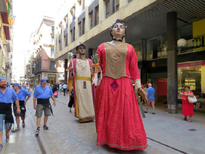 Cercavila amb els gegants i capgrossos de Girona, els de Torroella de Montgr&iacute; i els del Grupo Cultural Aserr&iacute; de Costa Rica
