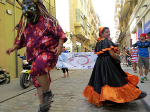 Cercavila amb els gegants i capgrossos de Girona, els de Torroella de Montgr&iacute; i els del Grupo Cultural Aserr&iacute; de Costa Rica