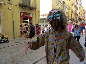 Cercavila amb els gegants i capgrossos de Girona, els de Torroella de Montgr&iacute; i els del Grupo Cultural Aserr&iacute; de Costa Rica