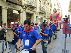 Cercavila amb els gegants i capgrossos de Girona, els de Torroella de Montgr&iacute; i els del Grupo Cultural Aserr&iacute; de Costa Rica