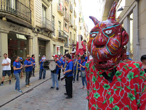 Cercavila amb els gegants i capgrossos de Girona, els de Torroella de Montgr&iacute; i els del Grupo Cultural Aserr&iacute; de Costa Rica