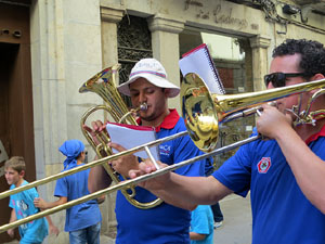 Cercavila amb els gegants i capgrossos de Girona, els de Torroella de Montgr&iacute; i els del Grupo Cultural Aserr&iacute; de Costa Rica