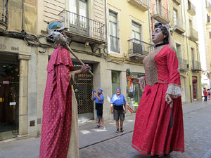 Cercavila amb els gegants i capgrossos de Girona, els de Torroella de Montgr&iacute; i els del Grupo Cultural Aserr&iacute; de Costa Rica