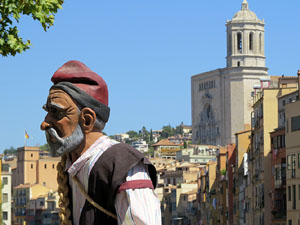 Cercavila amb els gegants i capgrossos de Girona, els de Torroella de Montgr&iacute; i els del Grupo Cultural Aserr&iacute; de Costa Rica
