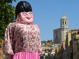 Cercavila amb els gegants i capgrossos de Girona, els de Torroella de Montgr&iacute; i els del Grupo Cultural Aserr&iacute; de Costa Rica