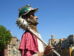 Cercavila amb els gegants i capgrossos de Girona, els de Torroella de Montgr&iacute; i els del Grupo Cultural Aserr&iacute; de Costa Rica