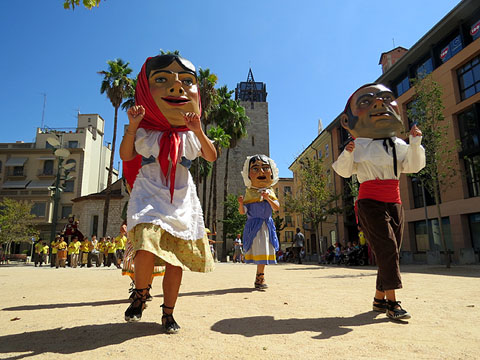 Els capgrossos de Girona iniciant la cercavila