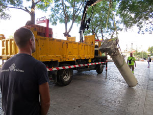 Desmuntatge de la columna de la rambla Verdaguer