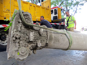 Desmuntatge de la columna de la rambla Verdaguer