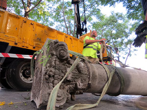 Desmuntatge de la columna de la rambla Verdaguer