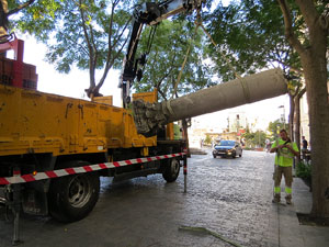 Desmuntatge de la columna de la rambla Verdaguer