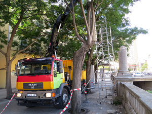Desmuntatge de la columna de la rambla Verdaguer