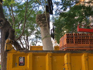 Desmuntatge de la columna de la rambla Verdaguer