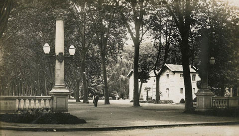 Entrada a la Devesa, amb la balaustrada, les columnes i els llums que es traslladarien a la rambla Verdaguer. 1928