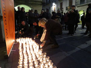 Concentraci&oacute; silenciosa en record de Muriel Casals a la pla&ccedil;a del Vi de Girona