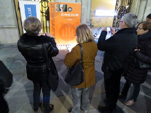 Concentraci&oacute; silenciosa en record de Muriel Casals a la pla&ccedil;a del Vi de Girona