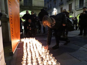 Concentraci&oacute; silenciosa en record de Muriel Casals a la pla&ccedil;a del Vi de Girona