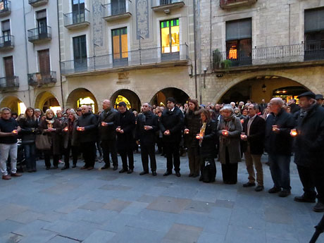Concentraci&oacute; silenciosa en record de Muriel Casals a la pla&ccedil;a del Vi de Girona