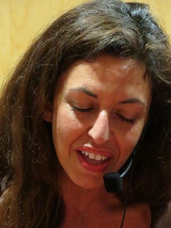 Pili Cugat, La Jueva de Tortosa, durant una de les seves il&middot;lustracions musicals