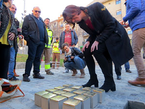 Instal&middot;laci&oacute; de setze llambordes Stolpersteine per recordar els gironins deportats als camps de concentraci&oacut