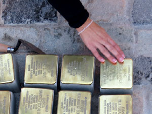 Instal&middot;laci&oacute; de setze llambordes Stolpersteine per recordar els gironins deportats als camps de concentraci&oacut