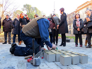 Instal&middot;laci&oacute; de setze llambordes Stolpersteine per recordar els gironins deportats als camps de concentraci&oacut