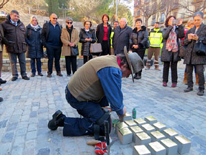 Instal&middot;laci&oacute; de setze llambordes Stolpersteine per recordar els gironins deportats als camps de concentraci&oacut