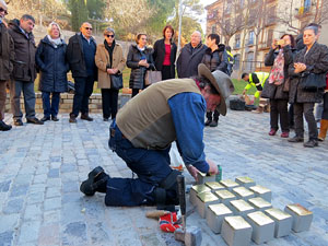 Instal&middot;laci&oacute; de setze llambordes Stolpersteine per recordar els gironins deportats als camps de concentraci&oacut
