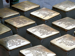 Instal&middot;laci&oacute; de setze llambordes Stolpersteine per recordar els gironins deportats als camps de concentraci&oacut