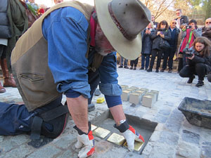 Instal&middot;laci&oacute; de setze llambordes Stolpersteine per recordar els gironins deportats als camps de concentraci&oacut
