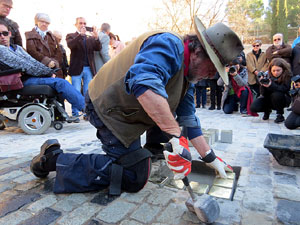 Instal&middot;laci&oacute; de setze llambordes Stolpersteine per recordar els gironins deportats als camps de concentraci&oacut