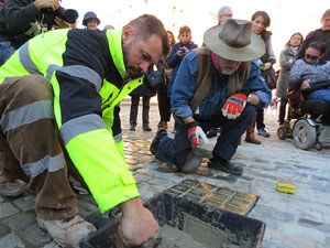 Instal&middot;laci&oacute; de setze llambordes Stolpersteine per recordar els gironins deportats als camps de concentraci&oacut