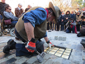 Instal&middot;laci&oacute; de setze llambordes Stolpersteine per recordar els gironins deportats als camps de concentraci&oacut
