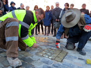 Instal&middot;laci&oacute; de setze llambordes Stolpersteine per recordar els gironins deportats als camps de concentraci&oacut