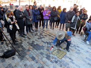 Instal&middot;laci&oacute; de setze llambordes Stolpersteine per recordar els gironins deportats als camps de concentraci&oacut