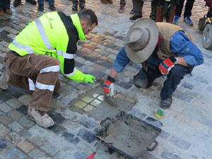 Instal&middot;laci&oacute; de setze llambordes Stolpersteine per recordar els gironins deportats als camps de concentraci&oacut