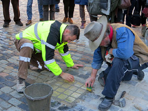 Instal&middot;laci&oacute; de setze llambordes Stolpersteine per recordar els gironins deportats als camps de concentraci&oacut