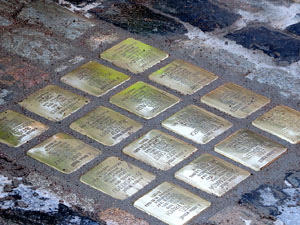 Instal&middot;laci&oacute; de setze llambordes Stolpersteine per recordar els gironins deportats als camps de concentraci&oacut