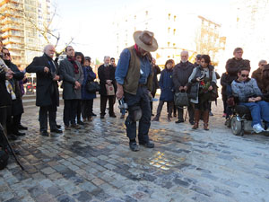 Instal&middot;laci&oacute; de setze llambordes Stolpersteine per recordar els gironins deportats als camps de concentraci&oacut