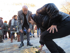 Instal&middot;laci&oacute; de setze llambordes Stolpersteine per recordar els gironins deportats als camps de concentraci&oacut