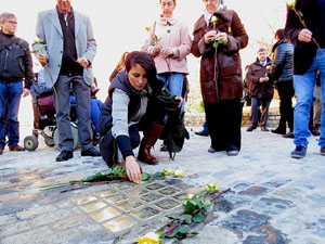 Instal&middot;laci&oacute; de setze llambordes Stolpersteine per recordar els gironins deportats als camps de concentraci&oacut