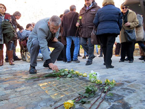 Instal&middot;laci&oacute; de setze llambordes Stolpersteine per recordar els gironins deportats als camps de concentraci&oacut