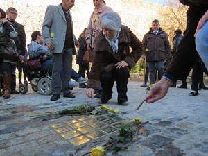 Instal&middot;laci&oacute; de setze llambordes Stolpersteine per recordar els gironins deportats als camps de concentraci&oacut
