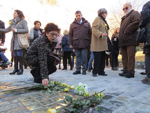 Instal&middot;laci&oacute; de setze llambordes Stolpersteine per recordar els gironins deportats als camps de concentraci&oacut