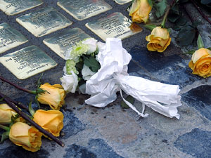 Instal&middot;laci&oacute; de setze llambordes Stolpersteine per recordar els gironins deportats als camps de concentraci&oacut